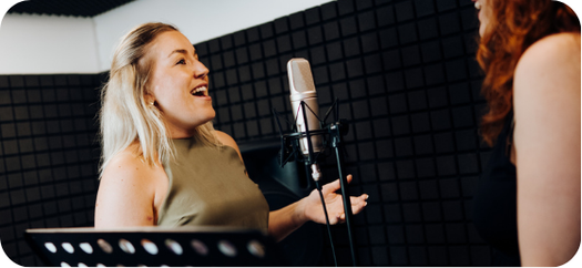 mujer-rubia-cantando