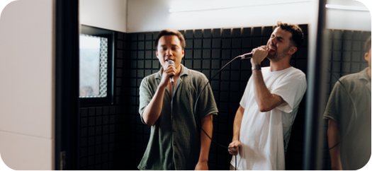 Portada-grupo-chicos-cantando-en-cabina